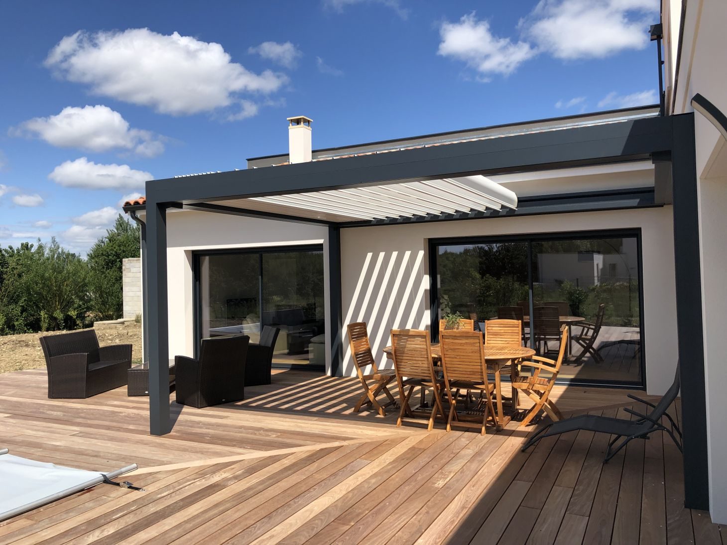 Pergola bioclimatique Open R installée par HDR Menuiserie en Alsace